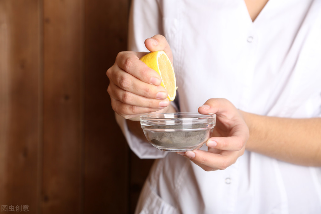 白衣服发黄变白最快最简单方法,t恤发黄变白小窍门