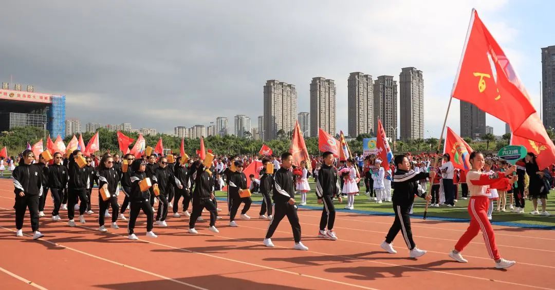 小学秋季田径运动会报道,运动少年展英姿