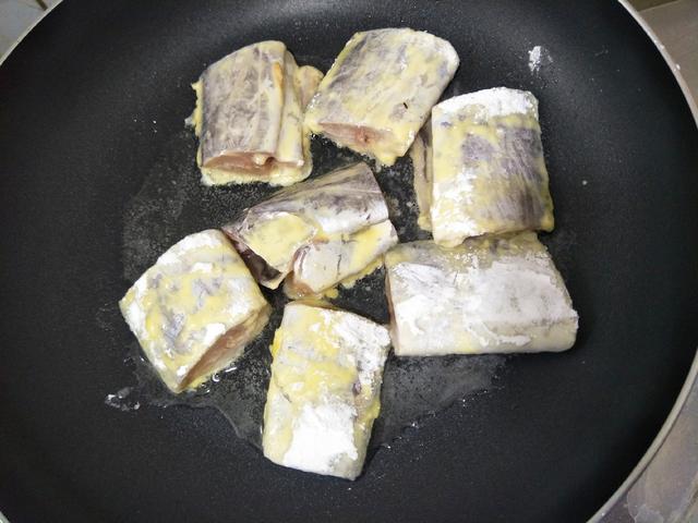 如何炸带鱼不老好吃,老东北美食干炸带鱼的正确方法