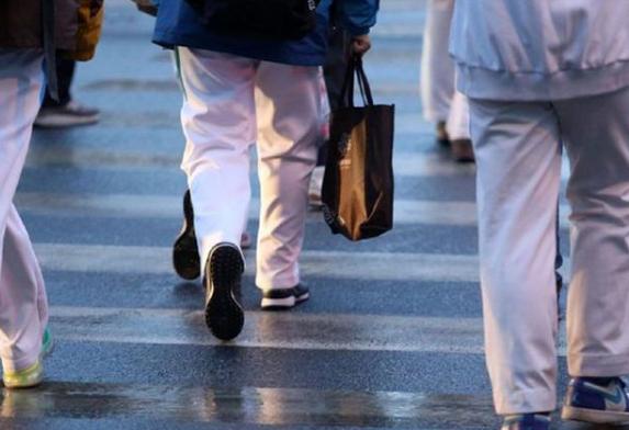 初中生穿aj炫富,初中生怎么炫富