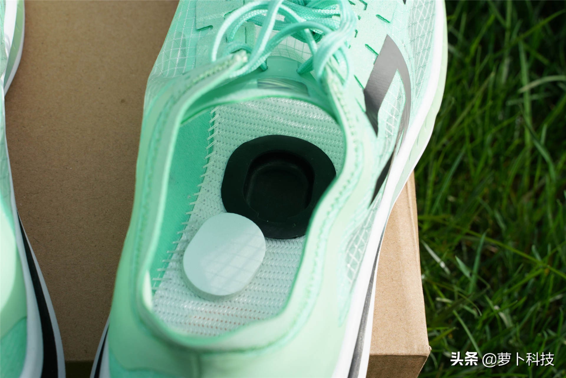 米家freetie轻云缓震竞速跑鞋,freetie轻云跑步鞋和云弹跑步鞋