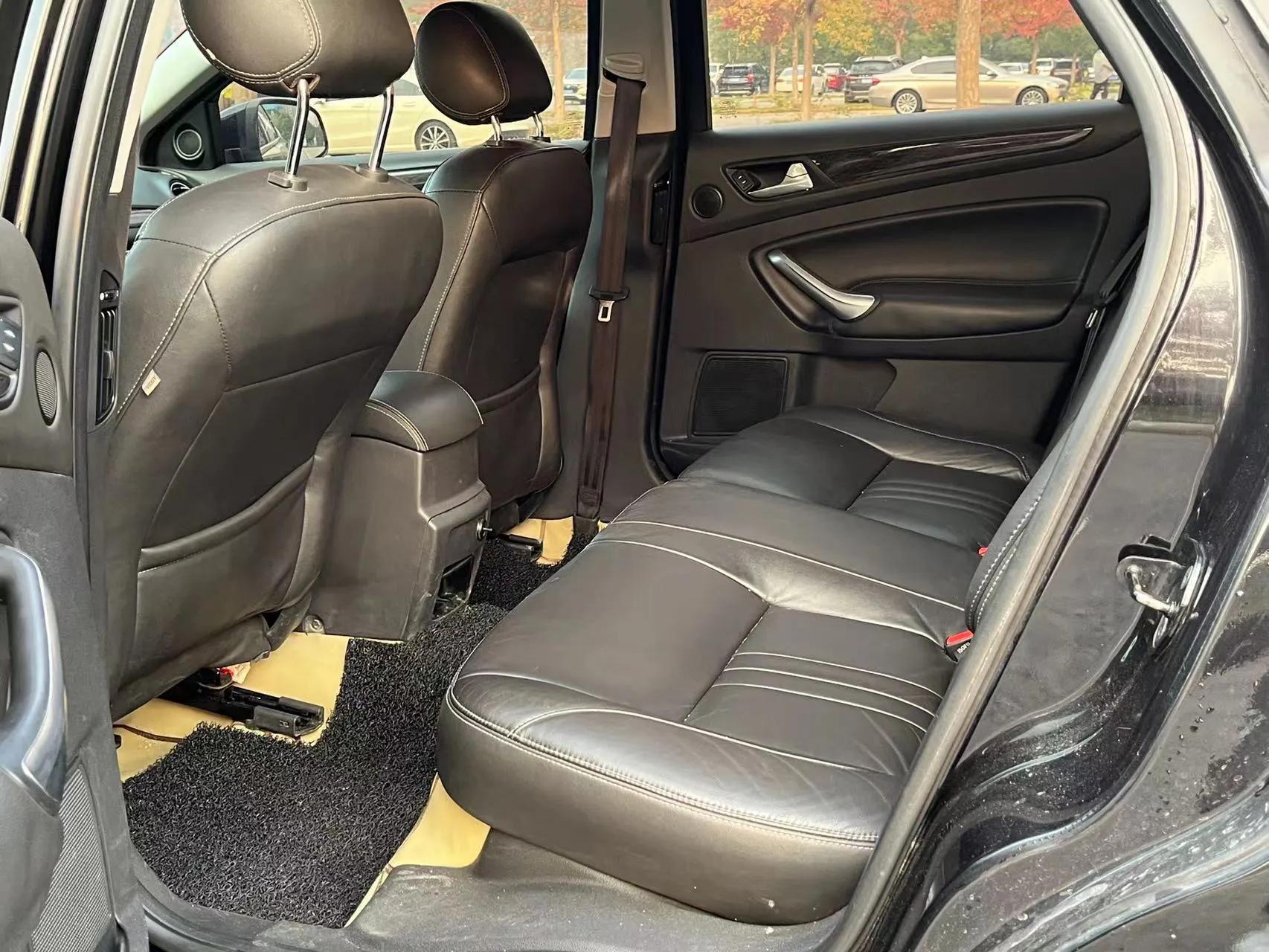 当年20多万的12款蒙迪欧2.3外形到现在也不过时4万多无人问津