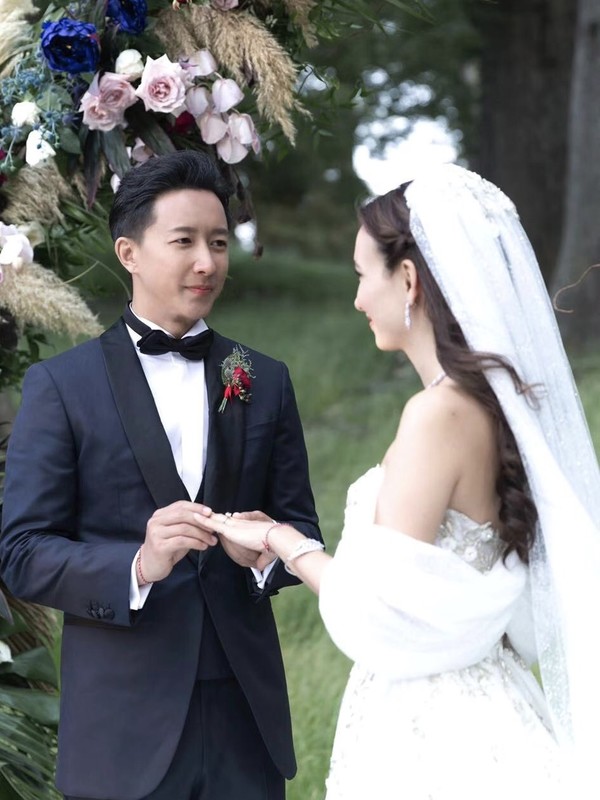 韩庚幸福肥太明显，穿棒球服搭牛仔裤低调复工，难掩健硕身材