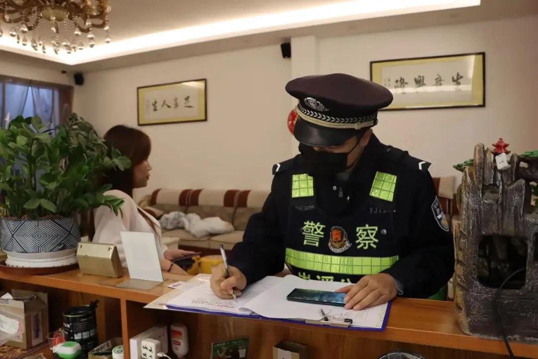 凌晨出动开展夜查行动,警方星夜清查风暴