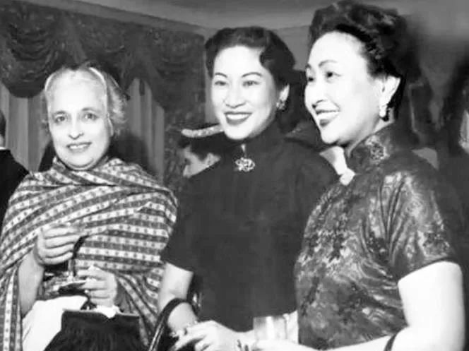 上海复旦大学校花开车去新天地,从外滩下来的复旦校花