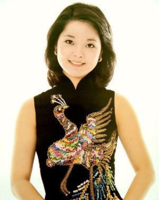 邓丽君旗袍经典,邓丽君穿她最喜欢的桃红色旗袍