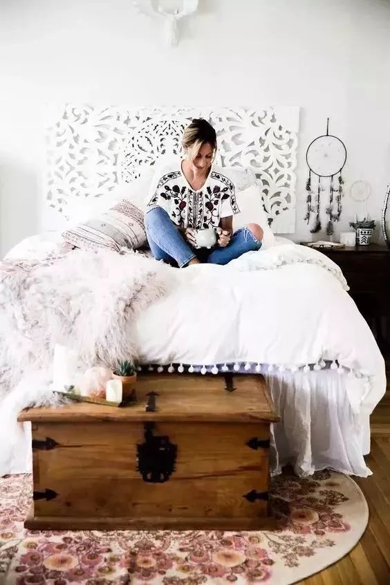 卧室打的床尾柜怎么搭配好看,卧室床尾怎么布置好看