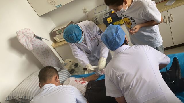 瀛欏瓙鐮哥濂跺ザ鐜荤拑瀹屾暣瑙嗛,瀛欏瓙琚攣杞﹂噷鐖风埛涓ゆ嫵鎵撶鐜荤拑