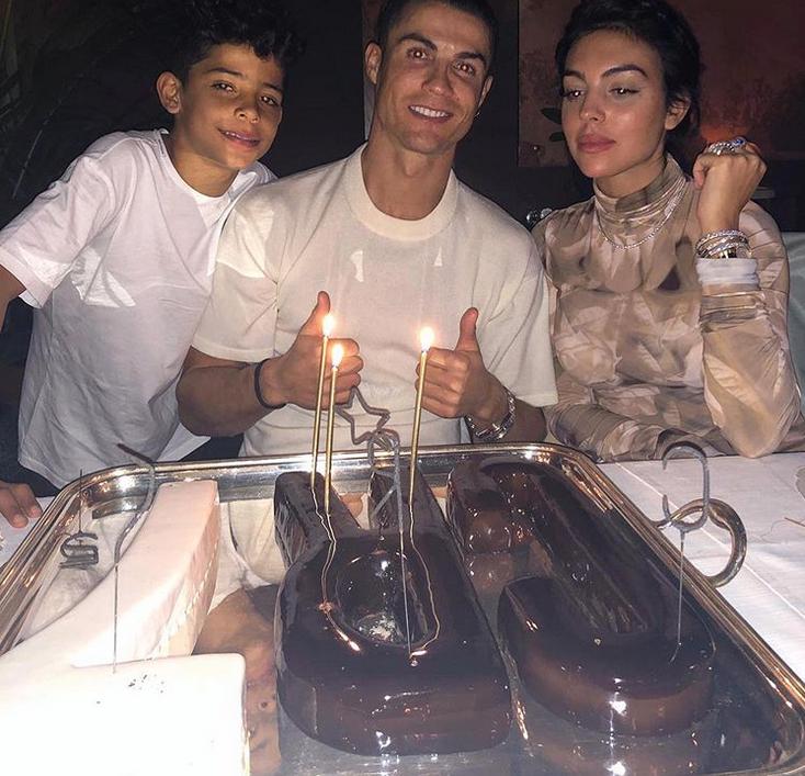 c罗晒出和女友乔治娜的恩爱照片,c罗给乔治娜过生日