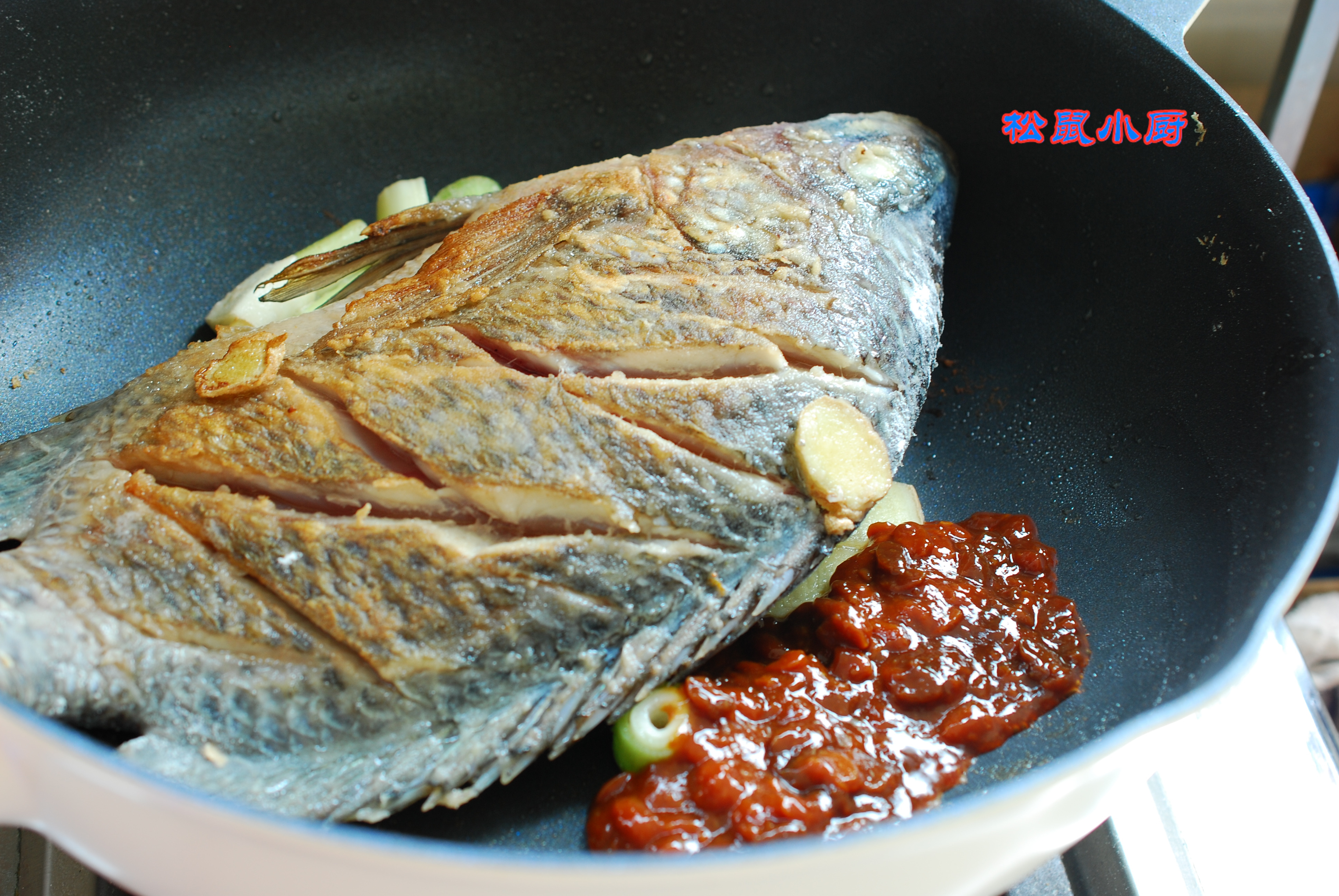 煎鱼家常做法是用面还是淀粉,煎鱼裹生粉的正确方法