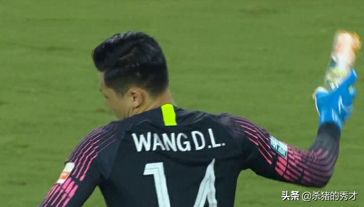 王大雷怒摔水瓶+飚国骂，慢镜头回看2次丢球，左路2将被打爆