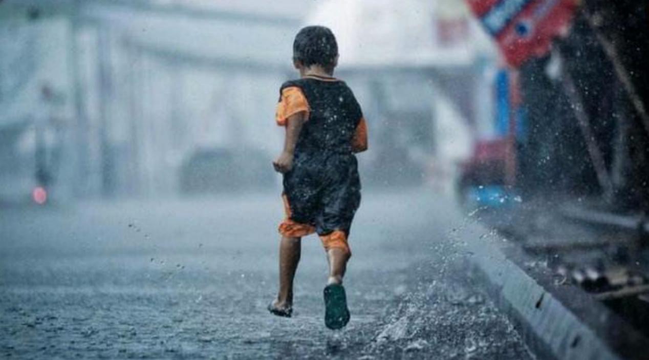 女儿忽然说在放学路上看到了鬼，父亲偷偷跟着，事后庆幸不已