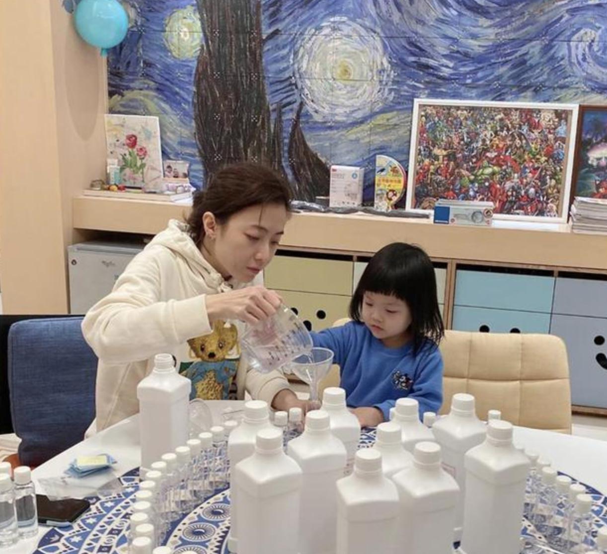 郑秀文和钟楚红同框合影,郑秀文钟楚红为啥成闺蜜