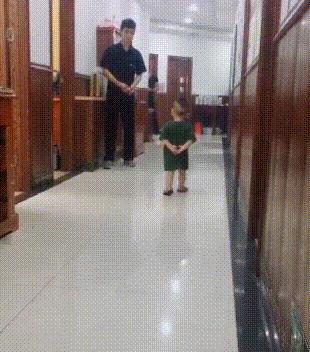 搞笑gif图妹子你这智商真是堪忧啊,搞笑gif妹子你这发型挺别致啊