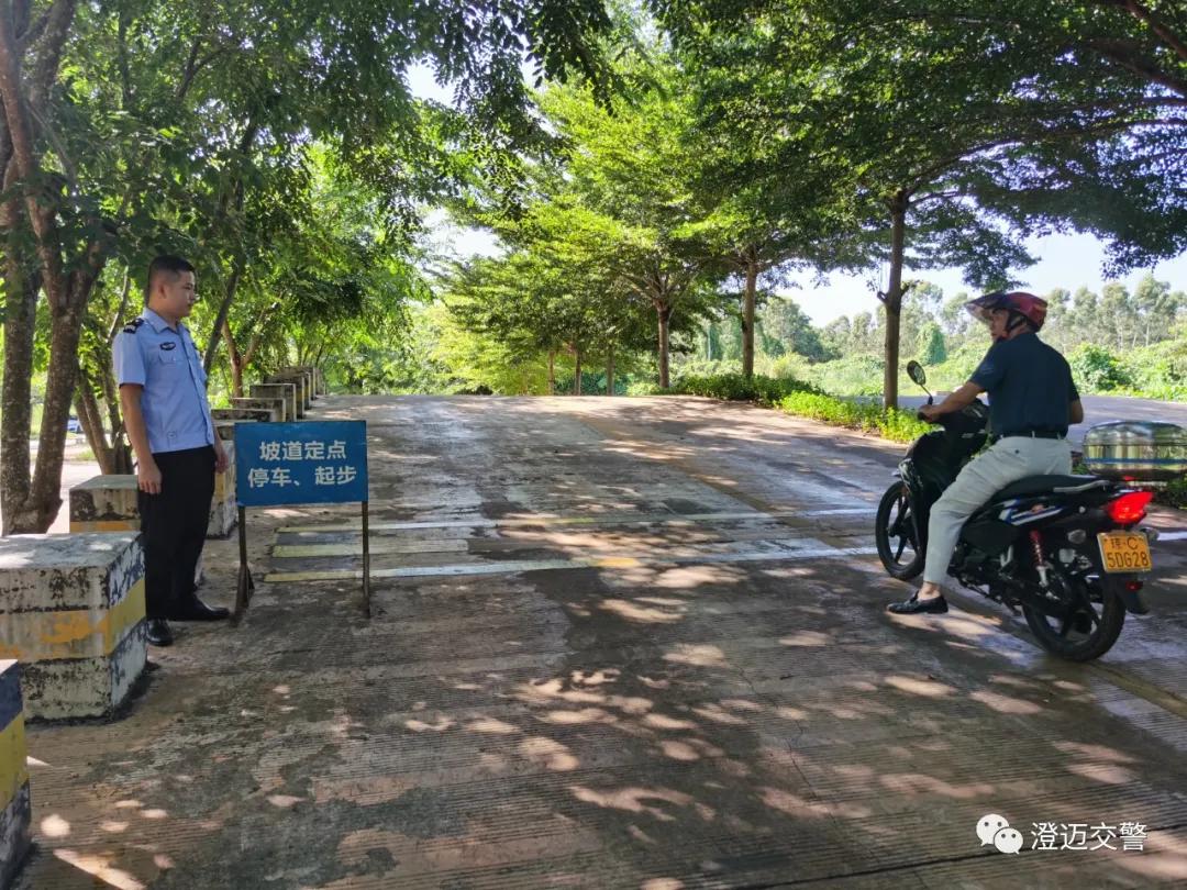 我为群众办实事交警下乡,我为群众办实事交警上门服务
