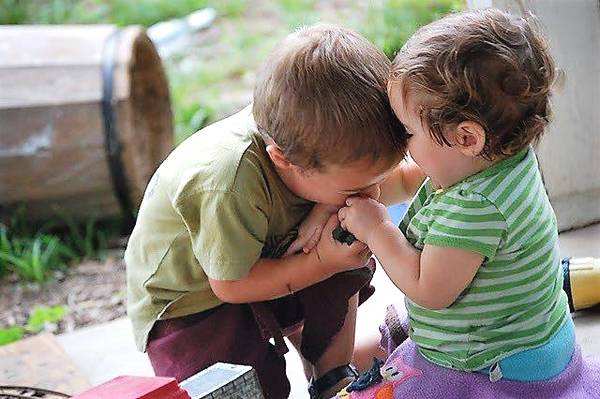 小孩在幼儿园被小朋友咬伤,孩子在幼儿园被其他小孩咬伤