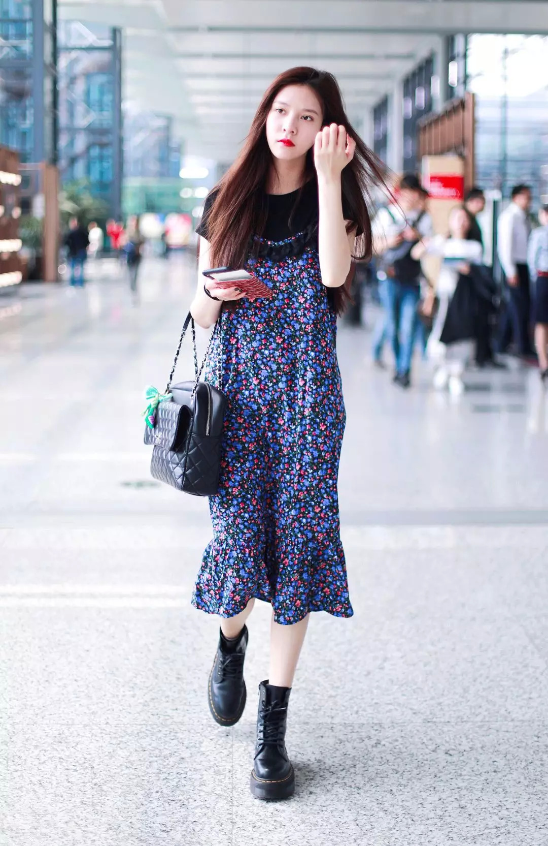 一点也不热,酷妹的马丁靴里都有空调