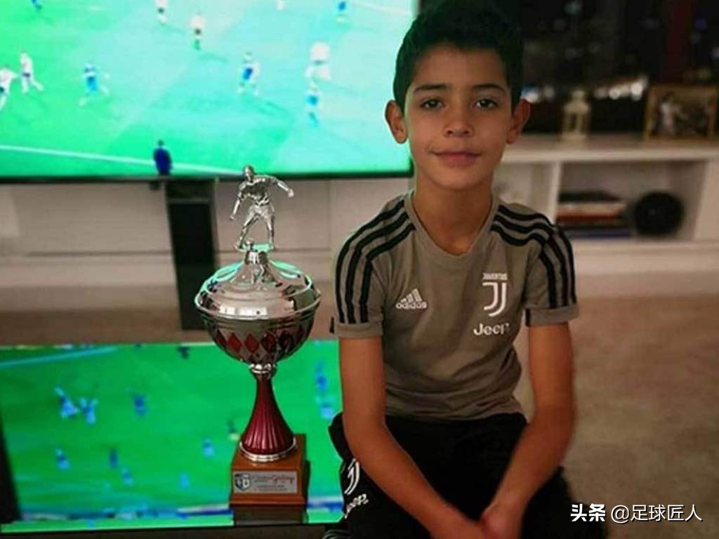 迷你罗成红人！葡超豪门欲从尤文挖C罗儿子，父子有机会成队友