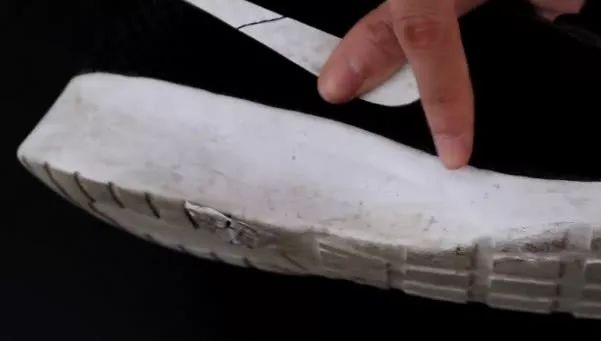 白鞋边上脏了怎么擦,白鞋边脏了别用水擦教你一招