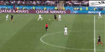 一个人扛着一支国家队足球,一个人扛着一支国家队