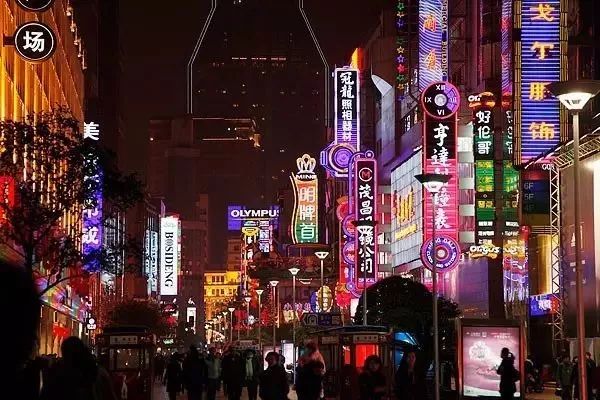 疯狂刷屏！夜晚24:00的上海街头，藏着另一幅面孔…