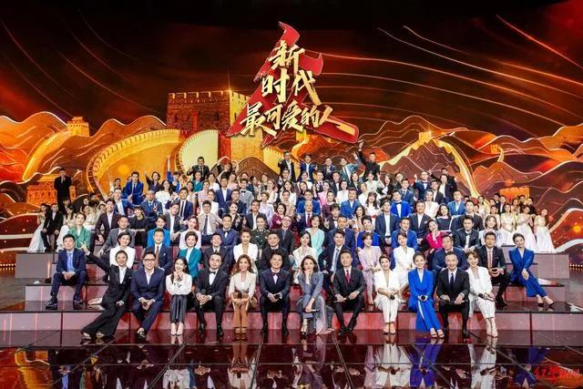 央视一哥是康辉还是任鲁豫,任鲁豫康辉走方阵视频