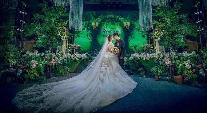 婚礼全场戴红围巾有什么讲究,婚礼喝什么酒比较合适