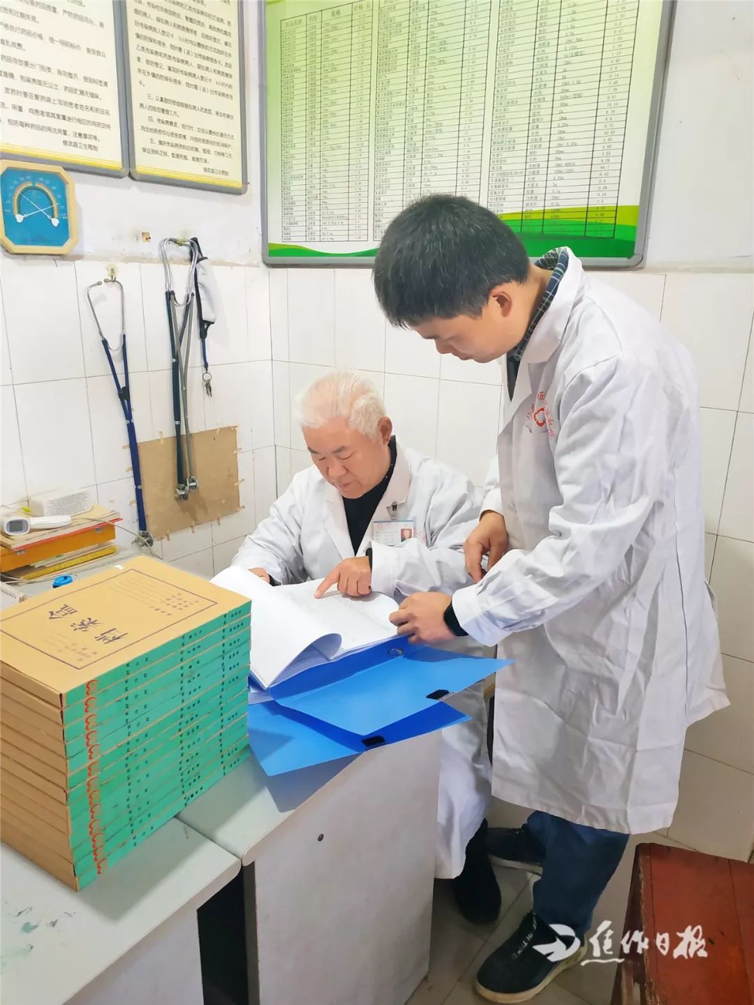 健康扶贫“父子兵”！乡亲们都能健健康康，就是这父子俩最大的心愿