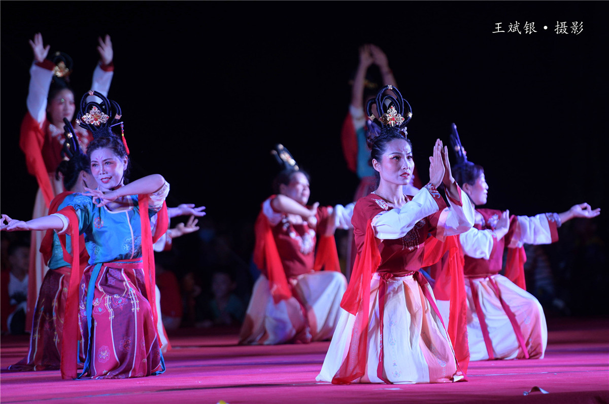 适合穿敦煌服跳的舞,跳敦煌舞服装