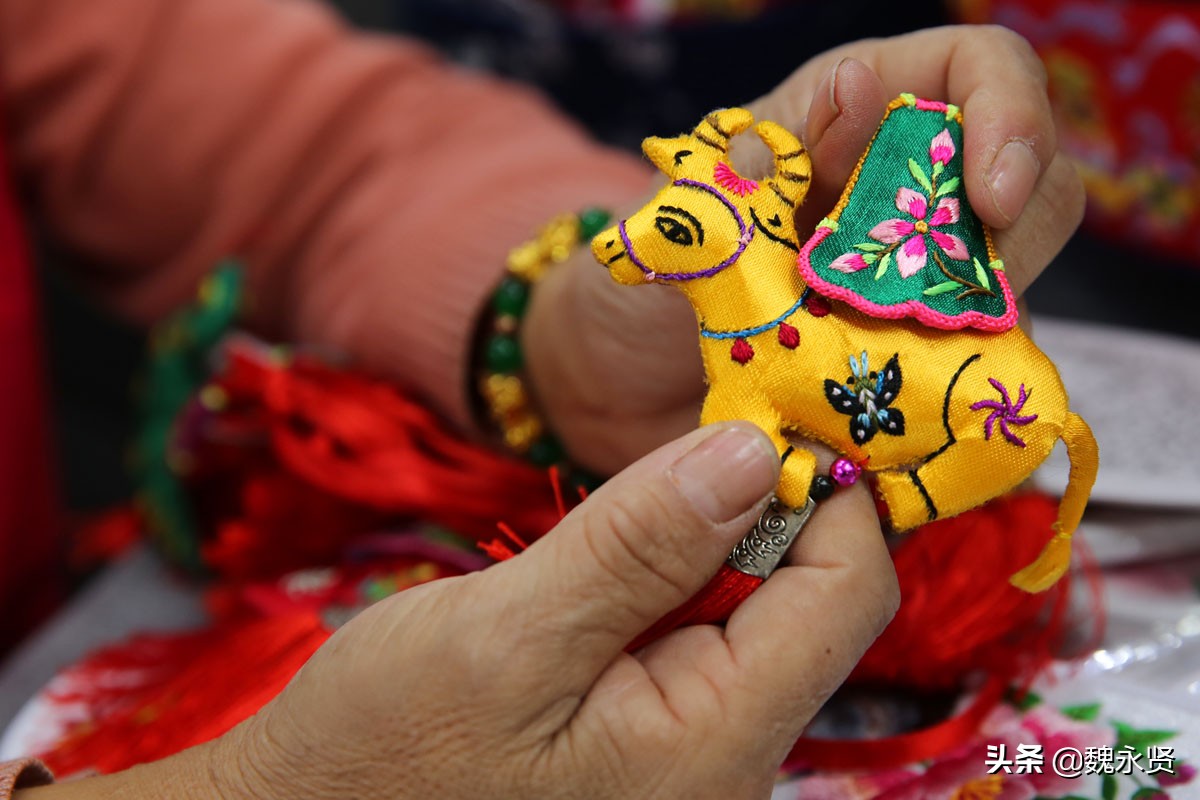 陕北绣娘连续11年赶农高会：一双生肖鞋垫绣一周，卖480元