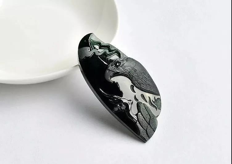 翡翠黑绿是什么原因,翡翠自然光下肉质发黑带底色