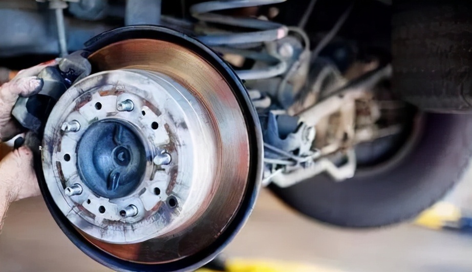 启动时刹车越来越硬怎么回事,刹车突然很硬踩不下去启动不了车