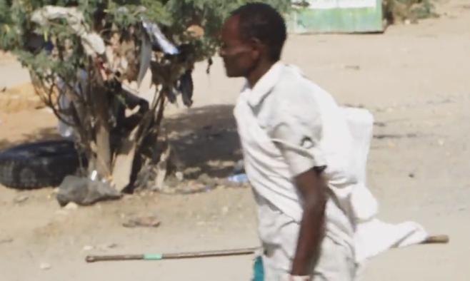 非洲女人拒绝割礼，自己用牛粪盖房建立女人村，拒绝男人进入