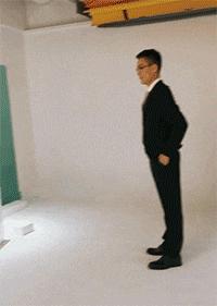 搞笑gif跟着妹子的节拍摇起来,敲锣打鼓甩头搞笑gif