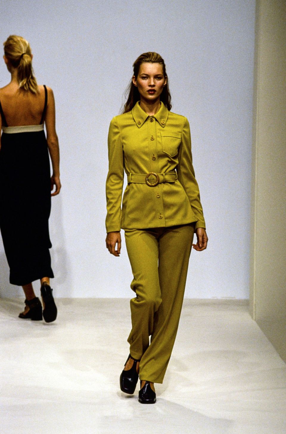 在恳求美丽的90年代不畏惧众人眼光PRADA掀起“丑陋时髦”风潮