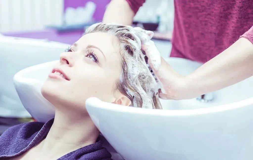 男生头发漂染过后发质变差怎么办,头发怎么变少了而且发质也差了