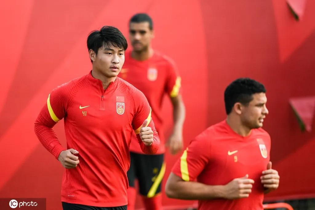 武磊单刀澳大利亚gif,武磊射门失误集锦