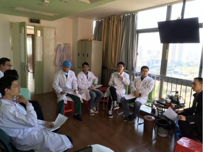 老人甲状腺肿大的最佳治疗方法,八旬医生抢救老人