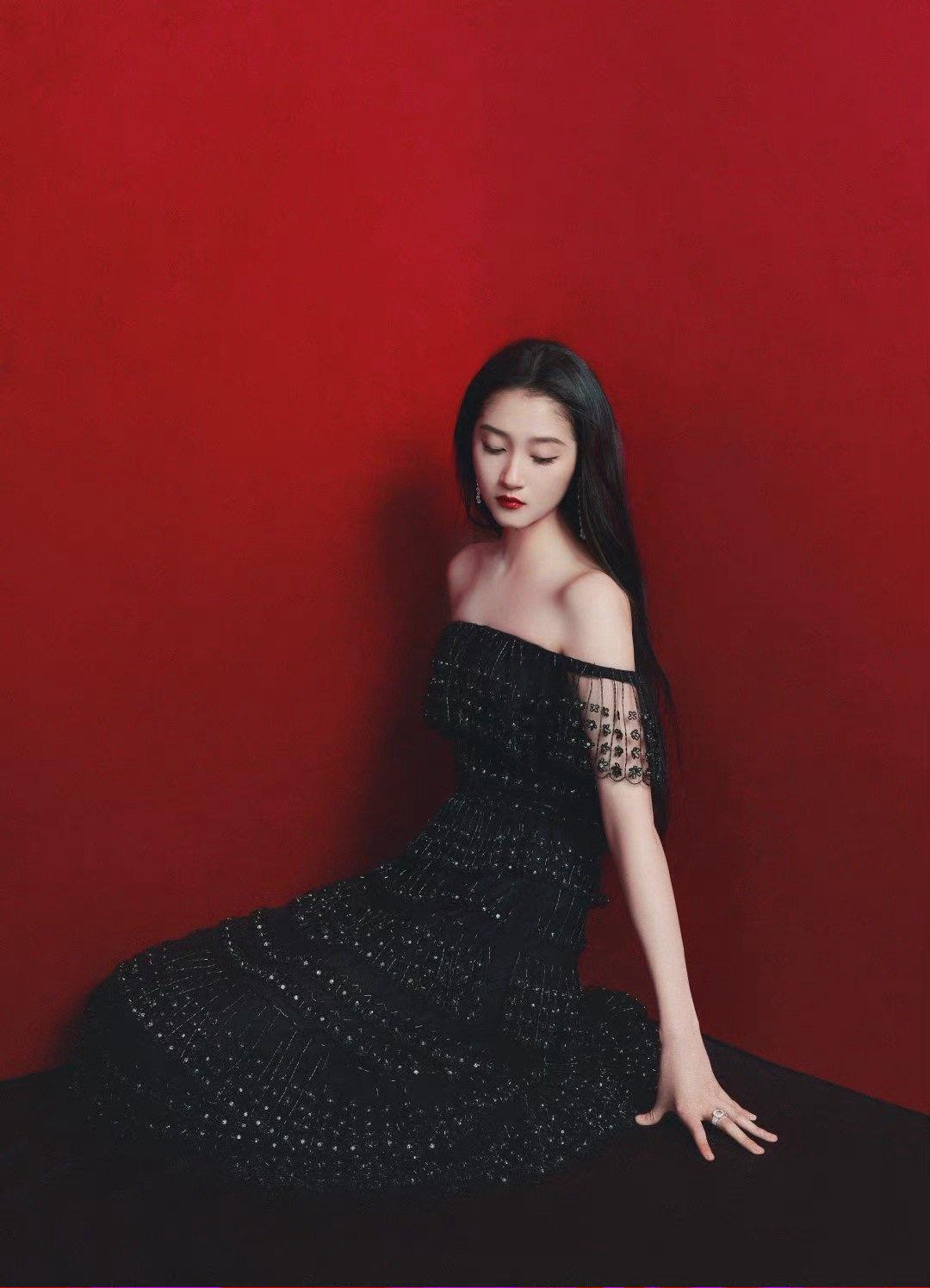 关晓彤一袭黑色长裙造型,关晓彤黑色复古长裙造型