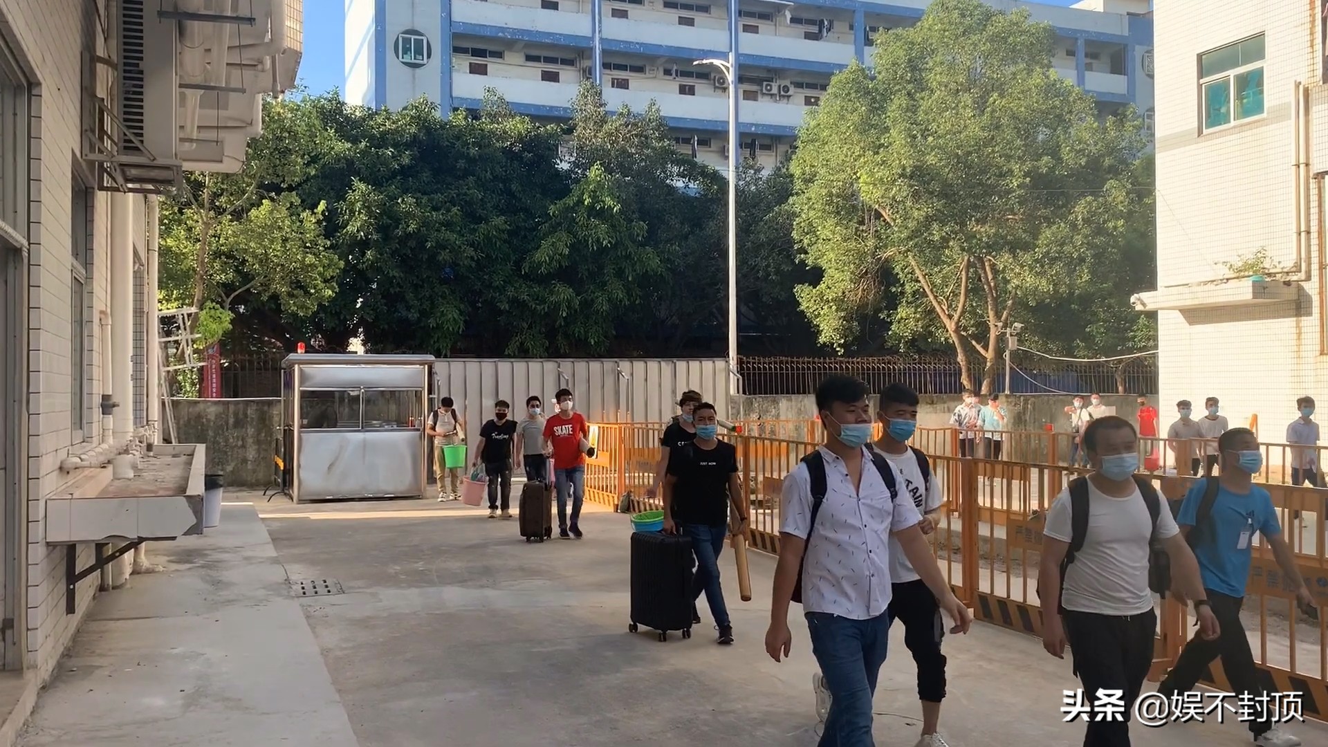 工厂工资8000得加班多少小时,电子厂每天加班10点工资6000