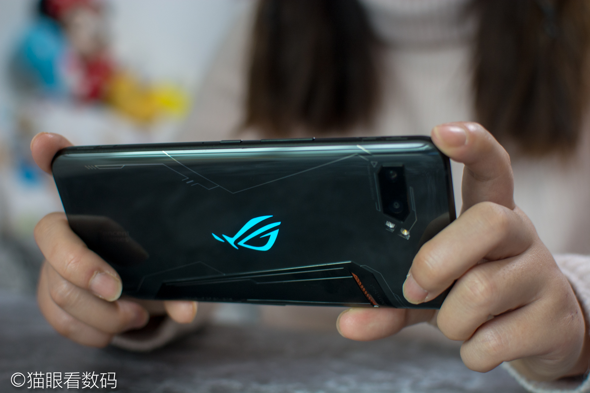 华硕rog2代游戏测评,华硕rog手机2代精英款