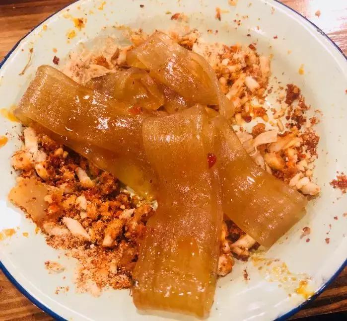 终于被我吃到了！这一锅90年代的麻辣烫，才是咱老成都挂念的市井味啊！