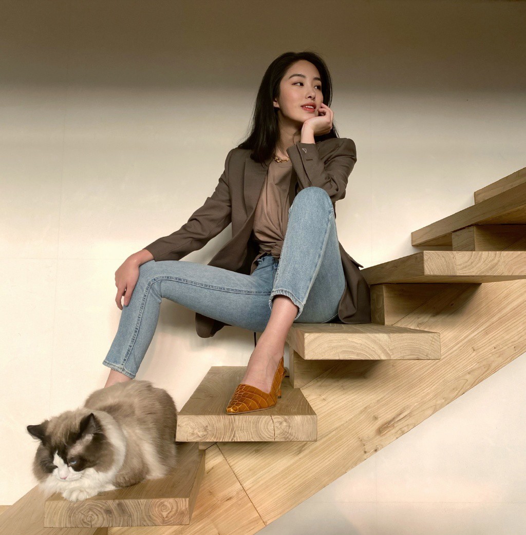 她演《芳华》迅速走红，今穿千鸟格露肩上衣配透视裙，复古高级