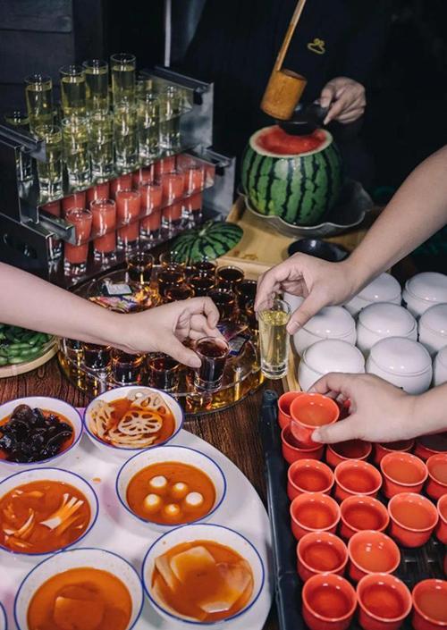 重庆贰麻酒馆哪家好,贰麻酒馆重庆南滨路店人多吗