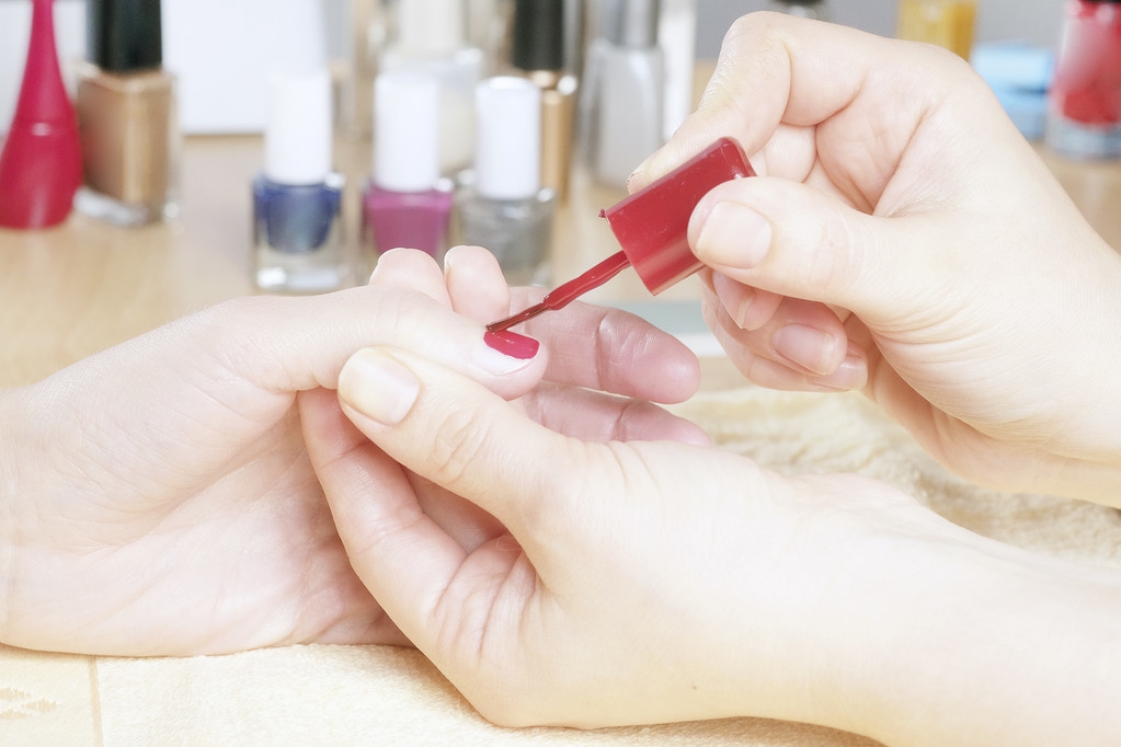 做完美甲手黑了如何快速白回来,做完美甲手指头黑了怎么办