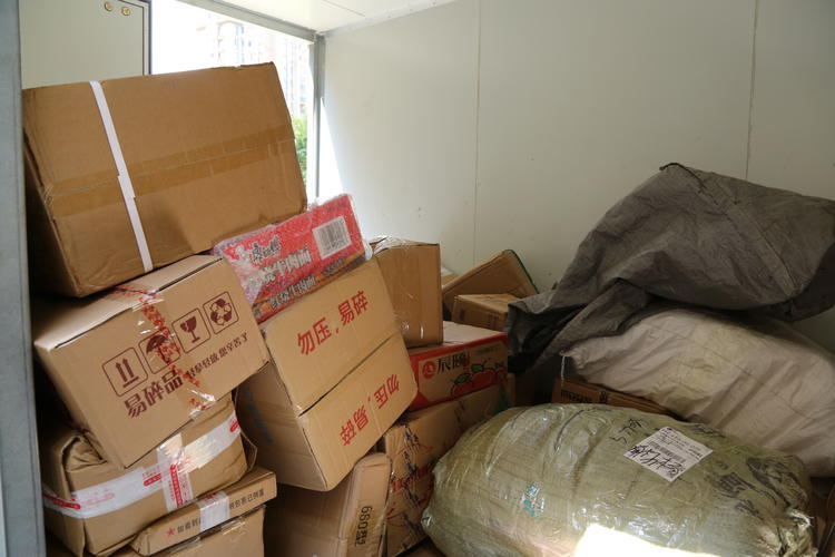 快递小哥送50个包裹,快递小哥送10000个快递