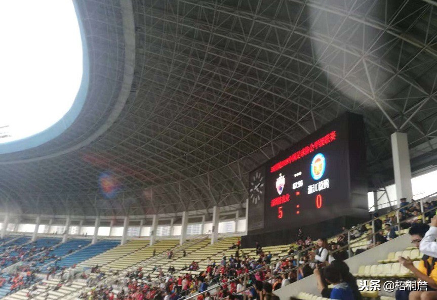 去看足球比赛现场,观看孩子足球比赛