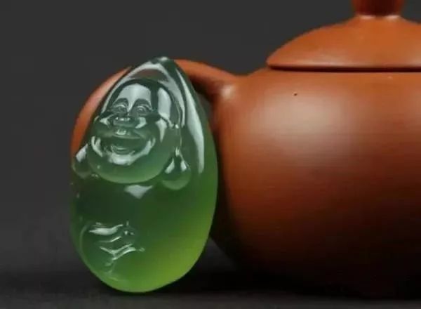 岫玉180料手镯和翡翠哪个好,好品质的岫玉和差品质翡翠哪个好