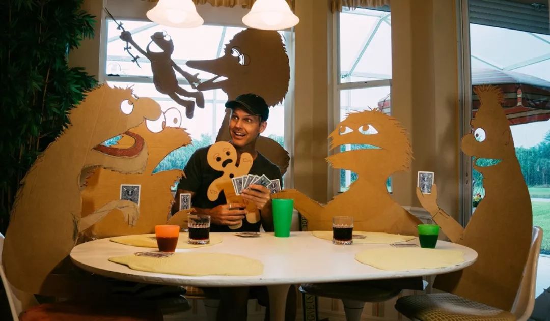 这个男人拍的漫画剪影，小孩看笑了，大人却哭了......