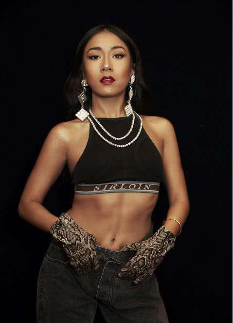 皮肤黑的女神们，一般都用这5个搭配窍门，皮肤透亮气质优雅